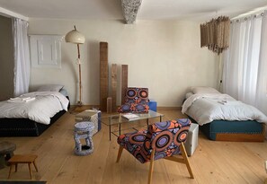 1 slaapkamer, een bureau, een strijkplank/strijkijzer, reisbedje