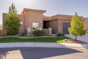 Exterior - Lake House: Sand Dunes + Resort Access + Large Group (Hurricane)