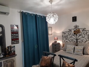 1 habitación, caja de seguridad en la habitación y escritorio