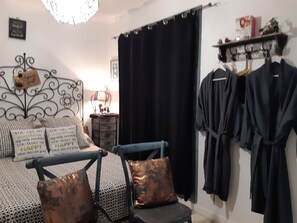 1 habitación, caja de seguridad en la habitación y escritorio 