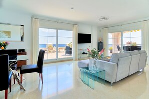 TV, video games, DVD player, stereo - Poseidon Málaga Luxury Apartment (Rincón de la Victoria)