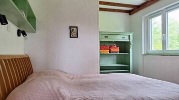 Een bureau, een strijkplank/strijkijzer, gratis wifi, beddengoed