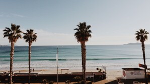 A beach view with palm trees and a clear sky. - Hôtel Rose Thé (La Ciotat)