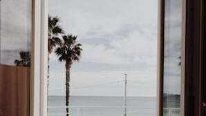 A balcony with a hot tub, wooden deck, and a view of the ocean. - Hôtel Rose Thé (La Ciotat)