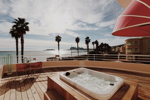 Chambre Front De Mer Terrasse SPA | Ropa de cama de alta calidad y decoración personalizada 