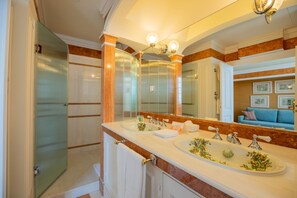 Suite superior, vistas al mar | Baño | Artículos de higiene personal de diseño, secador de pelo y albornoces