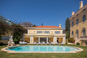 Outdoor pool, pool umbrellas, pool loungers - Estoril Vintage Hotel (Cascais)