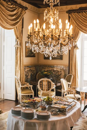 Free daily full breakfast  - Estoril Vintage Hotel (Cascais)