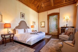 Suite – superior, hageutsikt | Sengetøy av topp kvalitet, minibar og safe på rommet