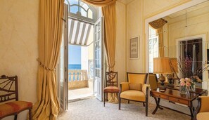 Luksussuite | Sengetøy av topp kvalitet, minibar og safe på rommet