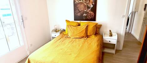 1 habitación, tabla de planchar con plancha, wifi gratis y ropa de cama