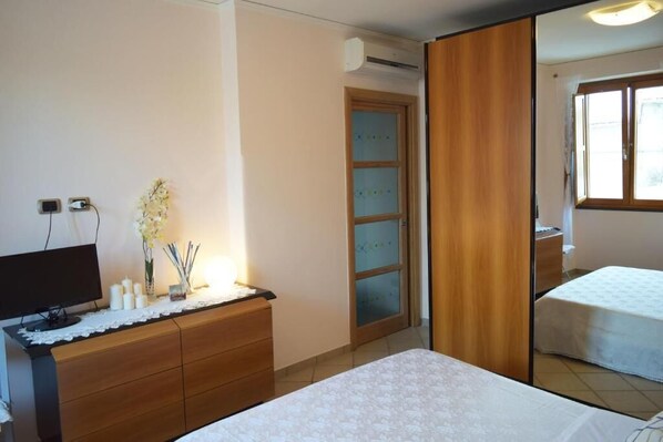 2 bedrooms, iron/ironing board, free WiFi, bed sheets - Tonia House (Praiano)