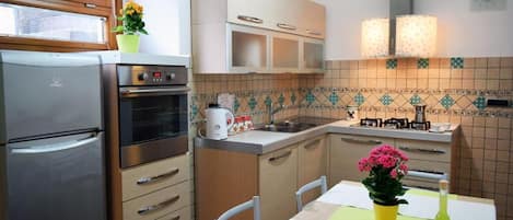 Frigorifero, forno, piano cottura, macchina per tè/caffè