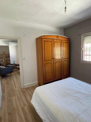 6 slaapkamers, een strijkplank/strijkijzer, gratis wifi, beddengoed