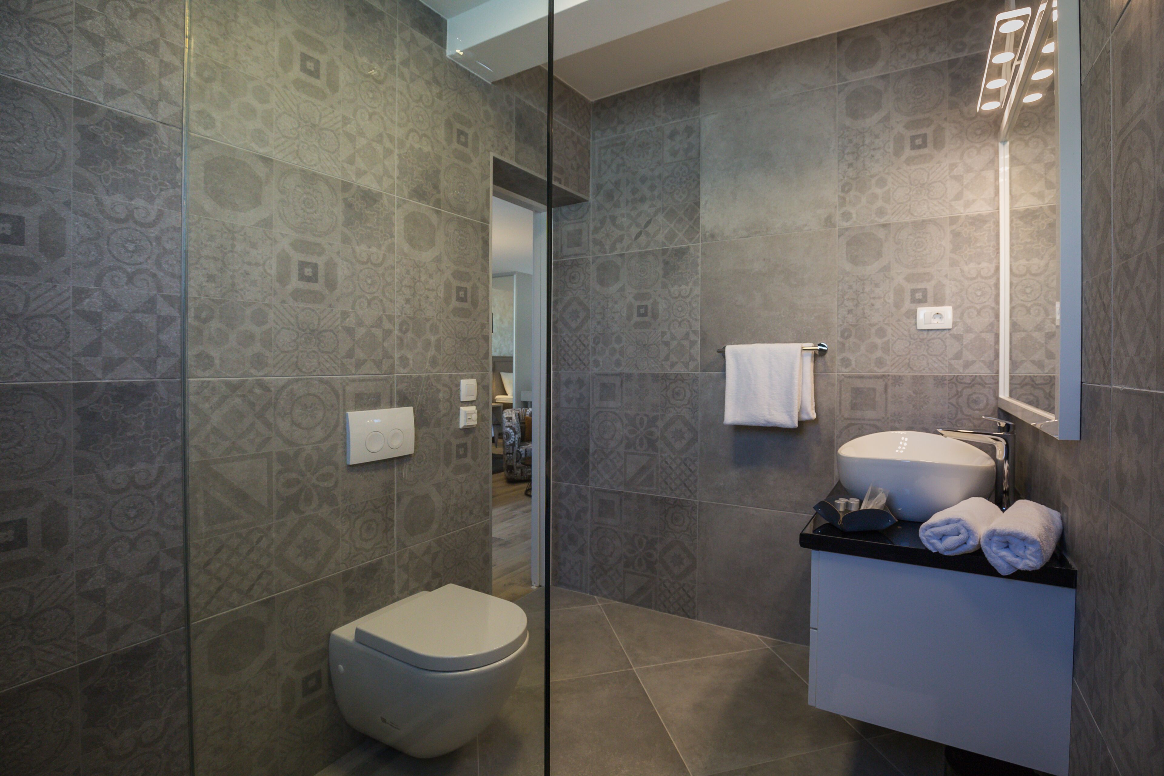 Deluxe-Doppelzimmer | Badezimmer | Dusche, Regendusche, kostenlose Toilettenartikel, Haartrockner