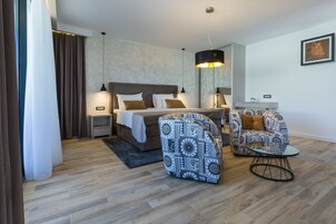 Quarto casal luxo | Frigobar, cofres nos quartos, escrivaninha