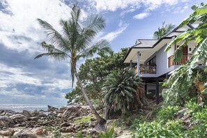 Deluxe Double Room (Unlimited Yoga Class Access Included) | Terrace/patio - Vikasa Yoga Retreat (Koh Samui)