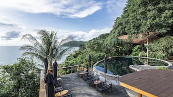 Minibar, coffres-forts dans les chambres, bureau, rideaux occultants