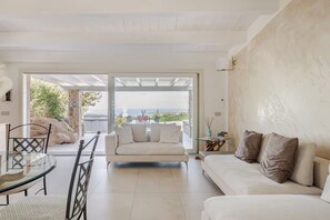 Smart-TV, TischfuĂball, Tischtennisplatte, BĂŒcher