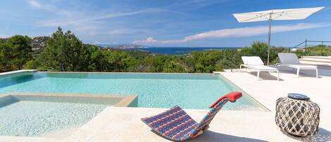 Utendørsbasseng og et oppvarmet basseng