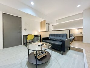 Classic Double Room | Living area | 32-inch LED TV with cable channels, TV - HolaYoyo (Tainan)