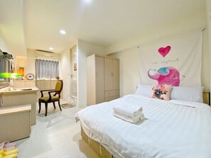 Signature Double Room | Laptop workspace, blackout drapes, free WiFi - HolaYoyo (Tainan)