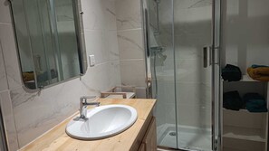 Shower, hair dryer, towels, toilet paper - Between lake and mountains - in the heart of the village (Théus)