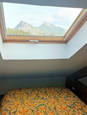 Tabla de planchar con plancha, cuna de viaje y ropa de cama 