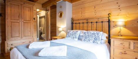 3 slaapkamers, een strijkplank/strijkijzer, reisbedje, gratis wifi