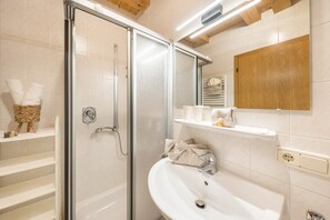Shower, towels - Eichernhof Apartment Apfelblüte – Delicious Vital Breakfast and Dinner Available on Request (Verano)
