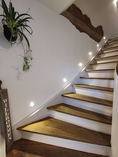 Renoviertes Polizeigebäude mit Balkon, Bahnhaltestelle, 6km Nach Rothenburg odT