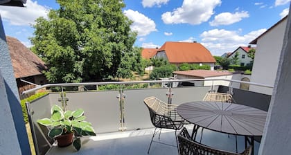 Renoviertes Polizeigebäude mit Balkon, Bahnhaltestelle, 6km Nach Rothenburg odT