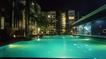 Una piscina al aire libre