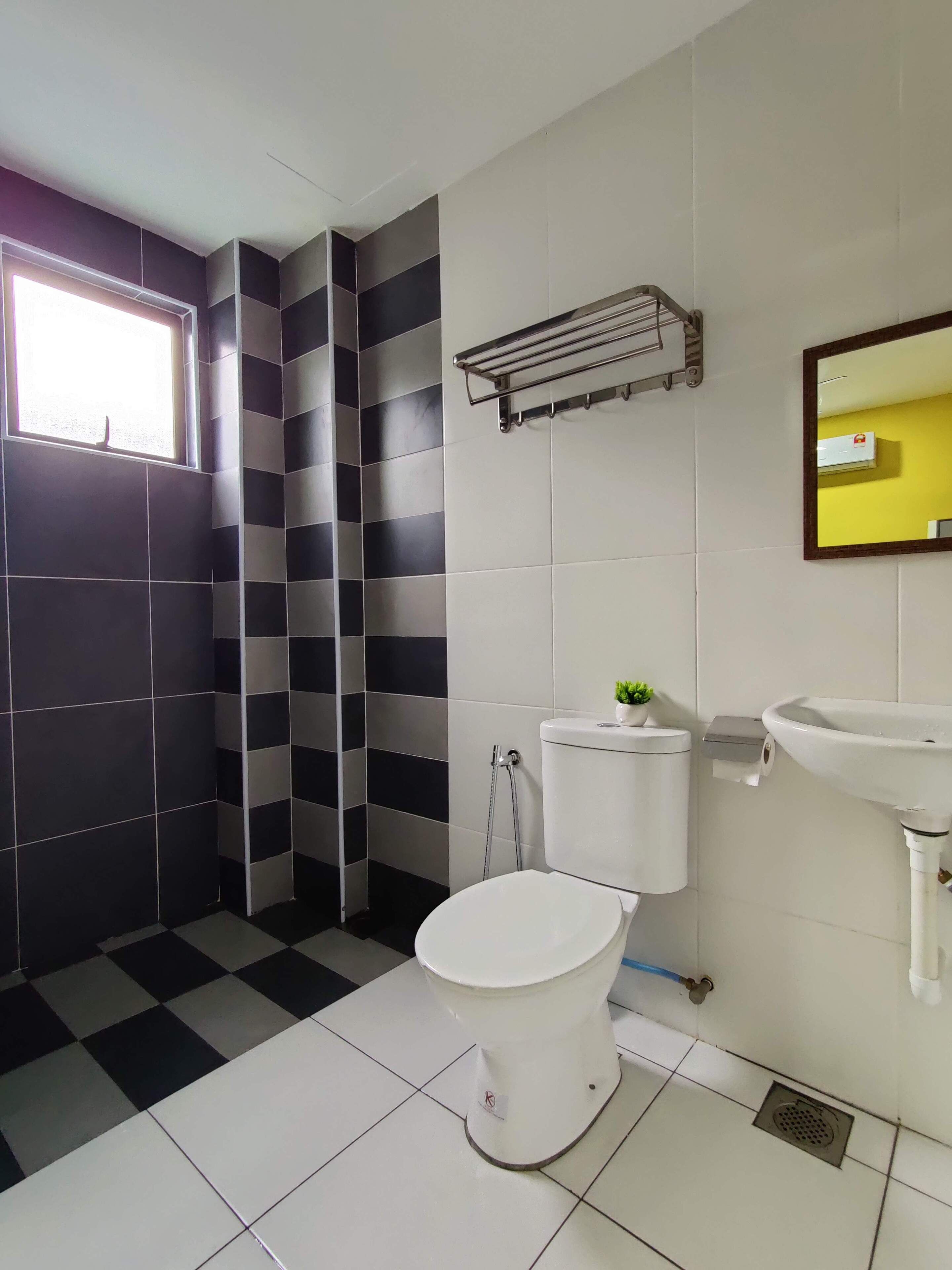 Un baño moderno con inodoro, lavabo y ducha.