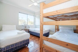 3 bedrooms, iron/ironing board, Internet