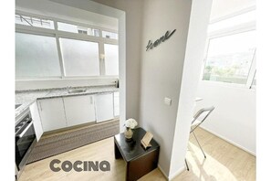 Een koelkast, een microgolfoven, een oven, een kookplaat