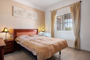 4 室のベッドルーム、アイロン / アイロン台、WiFi (無料)、ベッドシーツ