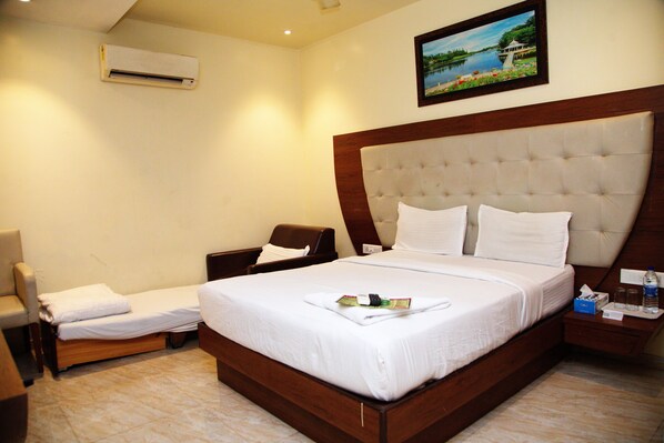 Deluxe Triple Ac Room | Free WiFi, bed sheets - Hotel Dalon (Mumbai)