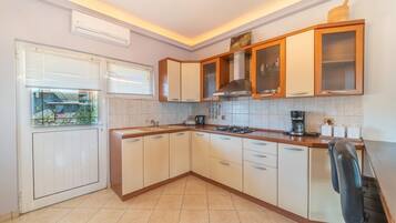 Réfrigérateur, four, plaque de cuisson, cafetiÚre/bouilloire