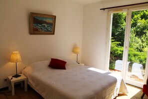 4 bedrooms, desk, iron/ironing board, free WiFi