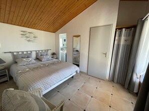 2 bedrooms, free WiFi, bed sheets - Charming Cottage on 15-Hectare Equestrian Estate with Private Garden & Modern Amenities (Bouin)