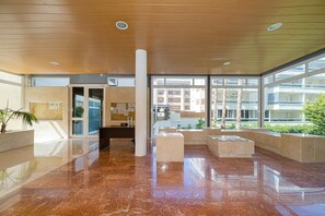 Lobby - Apartment 'Coliseo 6 3C Spaniahome' near Beach with Pool & Wi-Fi (L´alfas del pi)