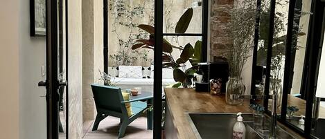 Réfrigérateur, micro-ondes, four, plaque de cuisson