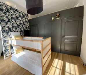 2 habitaciones, escritorio y tabla de planchar con plancha 