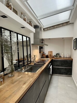 Een koelkast, een microgolfoven, een oven, een kookplaat