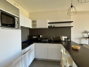 Fridge, microwave, stovetop, coffee/tea maker - Seaside Ground-Floor Apartment with Terrace, Pool & Direct Beach Access (La Tranche-sur-Mer)