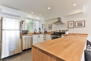 Fridge, microwave, oven, stovetop - 4 Storey Ski In/Out Mountain Home in Tremblant (Mont-Tremblant)