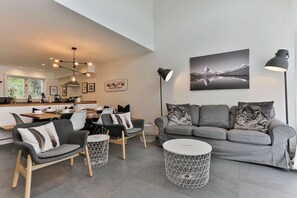 Smart TV, fireplace