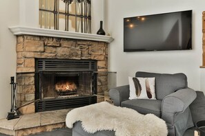 Smart TV, fireplace - 4 Storey Ski In/Out Mountain Home in Tremblant (Mont-Tremblant)