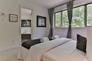 4 bedrooms, desk, iron/ironing board, free WiFi